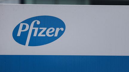 Le logo de la firme Pfizer dans les locaux de l'usine de Puurs (Belgique), le 3 décembre 2020. (KENZO TRIBOUILLARD / AFP)