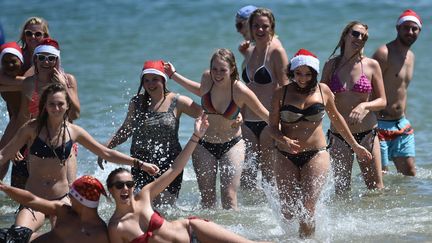 Il n'y a pas que dans l'hémisphère nord que le thermomètre atteint des records.&nbsp;En Australie, où c'est actuellement l'été, le mercure a franchi la barre des 35 degrés, comme ici sur cette plage de Melbourne. Du jamais vu pour un 25 décembre depuis près de vingt ans. (JULIAN SMITH / AAP)