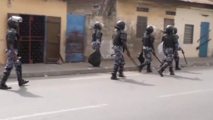 Policiers patrouillant dans les rues de Lomé lors d'une manifestation le 18 octobre 2017. (REUTERS TV / X00514)
