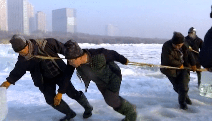 les ouvriers tirent des blocs de glace d'une tonne
 (France 2 / Culturebox)