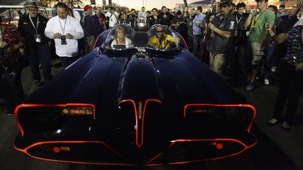 La Batmobile d'origine, qui date de 1966, lors de sa vente aux ench&egrave;res, &agrave; Scottsdale, Arizona, le 19 janvier 2013. (JOSHUA LOTT / REUTERS)