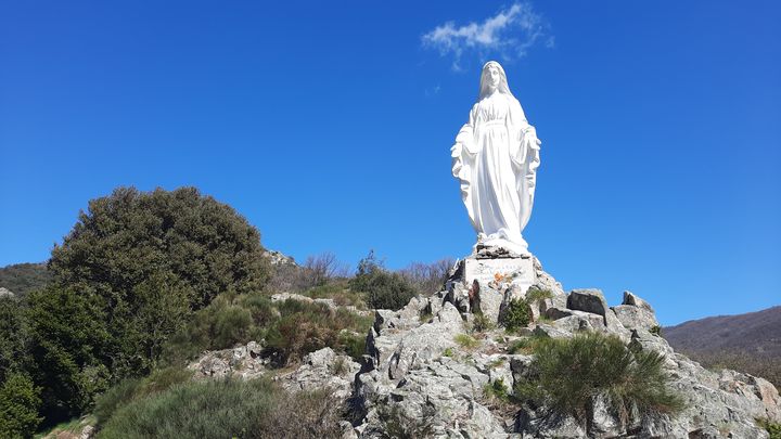 La statue de la Vierge, « Notre Dame des Neiges », qui surplombe le village de Saint-Pierre de Colombier. (AGATHE MAHUET/FRANCEINFO)