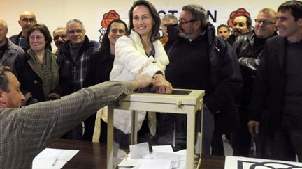 Ségolène Royal en train de voter à Melle (Deux-Sèvres) pour l'élection au poste de premier secrétaire du PS (20-11-08) (© AFP - Alain Jocard)