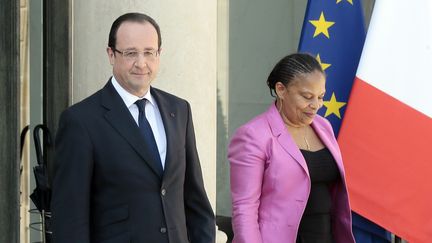 Le pr&eacute;sident de la R&eacute;publique, Fran&ccedil;ois Hollande, et la garde des Sceaux,&nbsp;Christiane Taubira, sur le perron de l'Elys&eacute;e, &agrave; Paris, le 24 avril 2013. (JACQUES DEMARTHON / AFP)