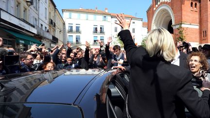 Marine Le Pen, la pr&eacute;sidente du Front national, lors d'une visite &agrave; Villeneuve-sur-Lot (Lot-et-Garonne) en mai 2013. (NICOLAS TUCAT / AFP)