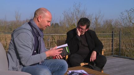 Guillaume Maidatchevsky (à gauche), coscénariste du Botaniste et le romancier Jean-Luc Bizien (à droite). (S. Lemaire / France Télévisions)