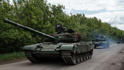 Un tank ukrainien près de Bakhmout, dans la région de Donetsk (Ukraine), le 15 mai 2022. (YASUYOSHI CHIBA / AFP)