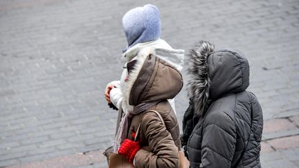 Trois femmes bien emmitouflées à Lille (Nord), le 26 février 2018.&nbsp; (PHILIPPE HUGUEN / AFP)