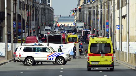 Des véhicules de secours stationnent devant la station de métro Maelbeck, touchée par un attentat, le 22 mars 2016. (EMMANUEL DUNAND / AFP)