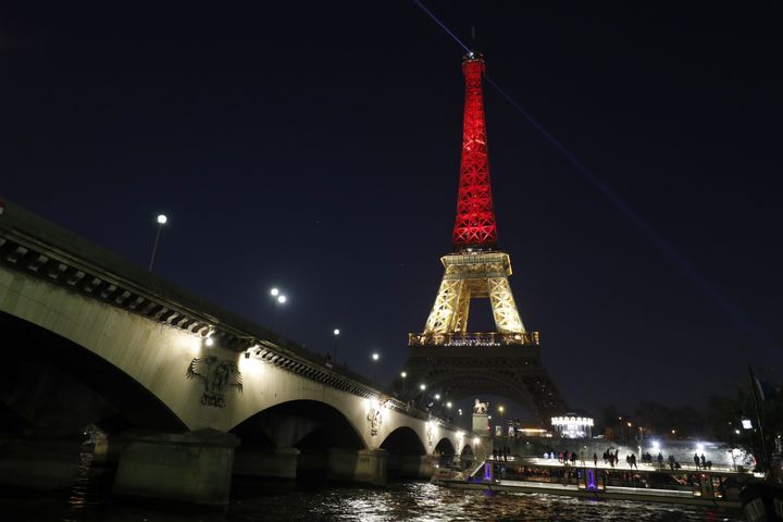 La Tour Eiffel aux couleurs de la Belgique, mardi 22 mars, après les attentats qui ont frappé Bruxelles.&nbsp; (PHILIPPE WOJAZER / REUTERS)