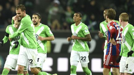 Bas Dost (à gauche) félicité par ses coéquipiers de Wolfsburg  