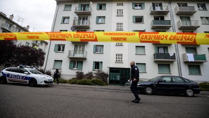 La façade de l'immeuble touché l'incendie qui a fait cinq mort à Mulhouse dans la nuit du 1er octobre.&nbsp;&nbsp; (SEBASTIEN BOZON / AFP)