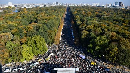 Des dizaines de milliers de personnes ont&nbsp;défilé à Berlin samedi 13 octobre pour protester contre la haine et le racisme. (JOHN MACDOUGALL / AFP)