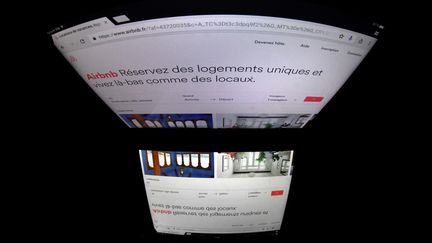 Page du site AirBnb sur un écran d'ordinateur. (LIONEL BONAVENTURE / AFP)