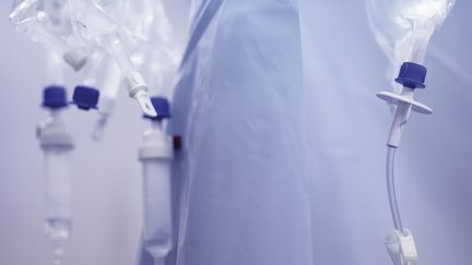 Une perfusion à l'hôpital Necker, à Paris, le 1er février 2017.&nbsp;L'infirmier allemand Niels Högel tuait des patients en leur administrant des surdoses médicamenteuses. (MARIE BIENAIM / BSIP)