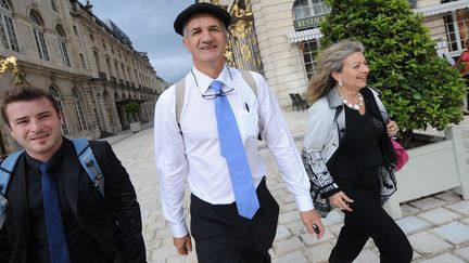 Le 24 juin, &agrave; Nancy (Meurthe-et-Moselle), Jean Lassalle tombe la veste mais pas le b&eacute;ret du B&eacute;arn, ni la cravate, car "c'est ce que les gens attendent d'un &eacute;lu". Tous les jours, des sympathisants marchent &agrave; ses c&ocirc;t&eacute;s. (POL EMILE / SIPA)