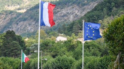 Drapeaux italien, français et européen. Photo d'illustration (JEAN-LUC FLEMAL / MAXPPP)