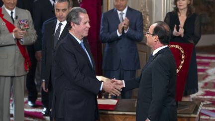 Fran&ccedil;ois Hollande a &eacute;t&eacute; investi par le pr&eacute;sident du Conseil constitutionnel, Jean-Louis Debr&eacute; (G). (CHARLES PLATIAU / AFP)