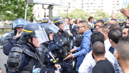 Des chauffeurs de taxi s'opposent &agrave; des CRS porte Maillot, &agrave; Paris, le 25 juin 2015. (CITIZENSIDE / ANTHONY DEPERRAZ / CITIZENSIDE.COM)