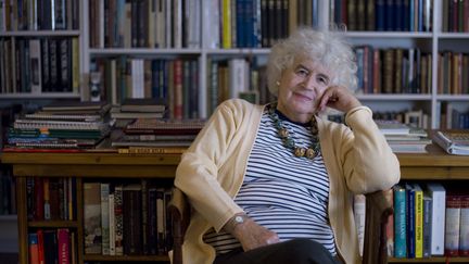 L'écrivaine, journaliste et historienne Jan Morris, dans son village de&nbsp;Llanystumdwy au Pays de Galles. (2007) (COLIN MCPHERSON / CORBIS HISTORICAL)