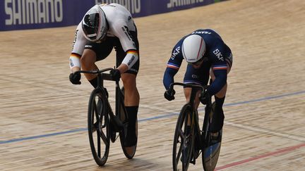 Sébastien Vigier à la lutte avec l'Allemand Stefan Boetticher aux championnats du monde de cyclisme sur piste, le 24 octobre 2021.&nbsp; (DENIS CHARLET / AFP)