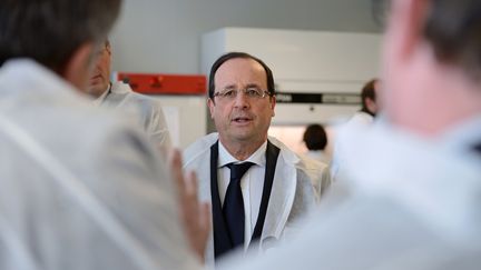 Fran&ccedil;ois Hollande visite une soci&eacute;t&eacute; sp&eacute;cialis&eacute;e dans les biotechnologies, OncoDesign,&nbsp;&agrave; Dijon (Cote d'Or), le 11 mars 2013. (REUTERS)