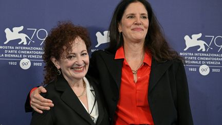 La photographe américaine Nan Goldin et Laura Poitras, qui a réalisé un documentaire sur sa vie, à Venise le 3 septembre 2022 (TIZIANA FABI / AFP)