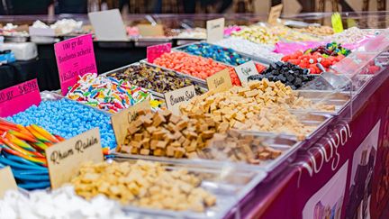 La hausse des cours du sucre se fait déjà ressentir : en octobre, l'UFC Que choisir a relevé une hausse de 21% en un an des prix des bonbons. (STEPHANE ROUILLARD / HANS LUCAS / AFP)