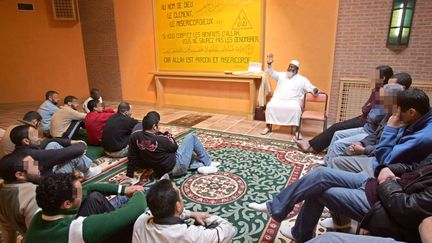 Un imam conduit la pri&egrave;re devant des d&eacute;tenus de la maison d'arr&ecirc;t d'Osny (Val-d'Oise), en f&eacute;vrier 2005. (MEHDI FEDOUACH / AFP)