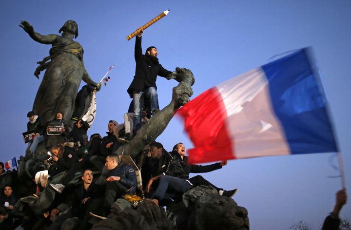 Apr&egrave;s la dispersion du cort&egrave;ge, de nombreux participants sont rest&eacute;s sur diff&eacute;rentes places parisiennes, comme ici, place de la Nation, o&ugrave; a &eacute;t&eacute; prise cette photo vite baptis&eacute;e "Le crayon guidant le peuple" sur les r&eacute;seaux sociaux, le 11 janvier 2015. ( STEPHANE MAHE / REUTERS)