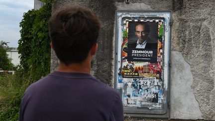 Une affiche "Zemmour président" sur la porte d'un vieux transformateur électrique, le 27 juillet 2021, en&nbsp;Auvergne-Rhône-Alpes. (LAURENT CERINO / REA)