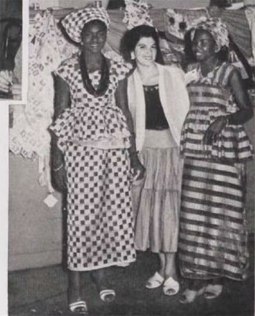 Le congrès de Vienne en photographies, FDIF, 1958. « Aucune barrière raciale ne séparait les femmes. Une déléguée de l’Uruguay avec des déléguées du Sénégal et du Soudan français » mentionne la légende. On reconnaît Jeanne Martin Cissé à droite et il s’agit probablement de la Malienne Bassata Djiré Dembélé à gauche. (THE CONVERSATION)