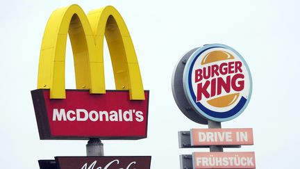 Les enseignes&nbsp;Mcdonald's, McCafe&nbsp;et Burger King sur une aire d'autoroute aux Etats-Unis.&nbsp; (SOEREN STACHE / DPA)