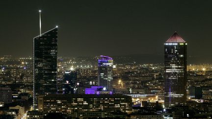 Les sommets éclairés des&nbsp;tours Incity et Part-Dieu, dans le&nbsp;quartier d'affaires de Lyon, donnaient l'illusion de deux immenses bougies. (MAXPPP)