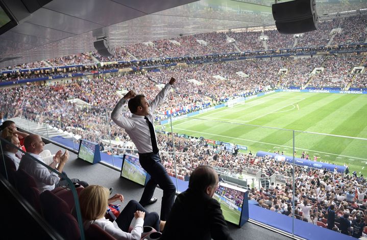 Le président de la République, Emmanuel Macron, exulte lors de la finale de la Coupe du monde entre la France et la Croatie, le 15 juillet 2018, à Moscou en Russie. (ALEKSEY NIKOLSKYI / SPUTNIK / AFP)