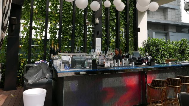 &nbsp; (Le bar végétalisé sur la terrasse de l'hôtel Sofitel So de Singapour © E Langlois)