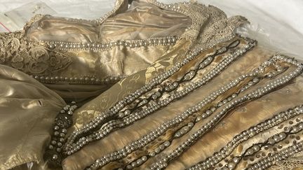 Une robe portée par Sarah Bernhardt, dans la pièce Ruy Blas de Victor Hugo, conservée au CNCS. (MURIELLE GIORDAN / RADIO FRANCE)