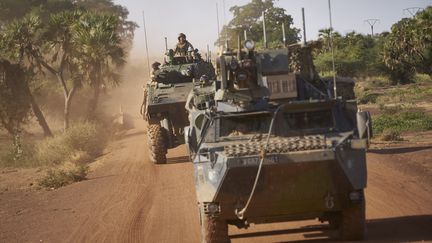 Deux véhicules blindés de transport de troupes  de l'armée française patrouillent dans le nord du Burkina Faso, le 14 novembre 2019. Photo d'illustration. (MICHELE CATTANI / AFP)