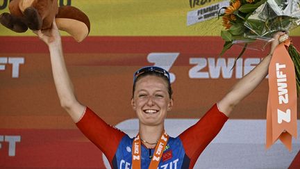 La Française Cédrine Kerbaol célèbre sa victoire sur la sixième étape du Tour de France femmes, le 16 août 2024 à Morteau. (JULIEN DE ROSA / AFP)