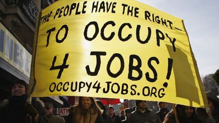 Des manifestants du mouvement Occupy Wall Street demandent des emplois &agrave; New York (Etats-Unis), le 16 janvier 2012.&nbsp; (EDUARDO MUNOZ / REUTERS)