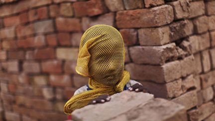 Un jeune Pakistanais se prot&egrave;ge le visage pendant une temp&ecirc;te de sable pr&egrave;s d'Islamabad (Pakistan), le 6 juin 2012. (MUHAMMED MUHEISEN / AP / SIPA)