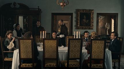 Agathe Bosch, Diana Sakalauskaité, Frédéric Schulz Richard, István Téglás, Judith State dans "Malkrog" de&nbsp;Cristi Puiu. (Copyright Shellac Films)