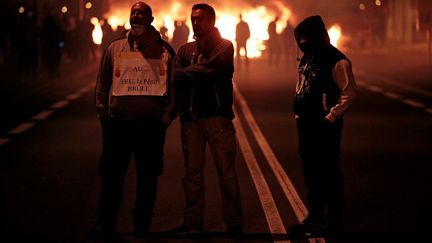 Des surveillants pénitentiaires qui manifestent devant la prison de Fleury-Mérogis, lundi 15 janvier. (GEOFFROY VAN DER HASSELT / AFP)