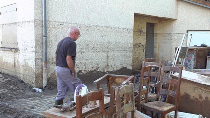 À Limony, en Ardèche, l’heure est au déblaiement des tonnes de gravats et de mobilier détruit, lundi 21 octobre. Le travail, titanesque, a débuté.