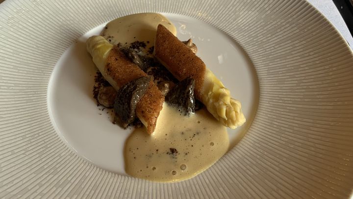 Asperges blanches, Viennoise aux morilles noisettes et pralin, et quelques morilles au vin jaune : le plat élaboré au début de l'été par Christophe Moret, chef 2 étoiles à Reims. (BERNARD THOMASSON / FRANCEINFO)