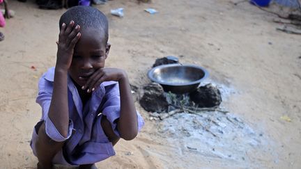 Un enfant somalien déplacé dans un camp dans les&nbsp;faubourgs de la capitale Mogadiscio. (MOHAMED ABDIWAHAB / AFP)