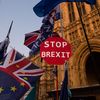 Un panneau anti-Brexit devant le Parlement britannique, à Londres, le 22 octobre 2019. (WIKTOR SZYMANOWICZ / NURPHOTO / AFP)