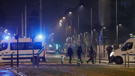 Des CRS interviennent à Villeneuve la Garenne dans la soirée du 20 avril pour des émeutes survenues dans le quartier où un motard a été blessé dans un accident impliquant une voiture de police. (GEOFFROY VAN DER HASSELT / AFP)