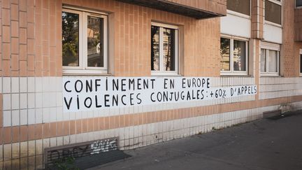 Collage alertant sur la hausse des violences faites aux femmes pendant le confinement en mai 2020. Par le collectif Collages Féminicides à Paris.&nbsp; (AMAURY CORNU / HANS LUCAS / AFP)