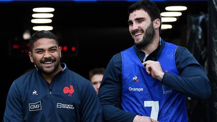 Peato Mauvaka plaisante avec Charles Ollivon avant une session d'entraînement au Stade de France, à la veille du match du XV de France de rugby contre l'Italie dans le Tournoi des six nations. (FRANCK FIFE / AFP)